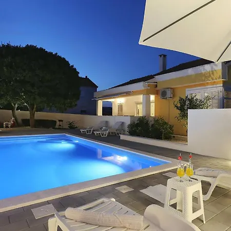 3 Bedroom Amazing In Podgradina Casa de Férias