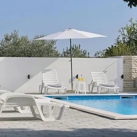 3 Bedroom Amazing In Podgradina *