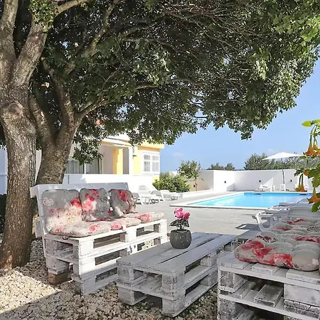 3 Bedroom Amazing In Podgradina *