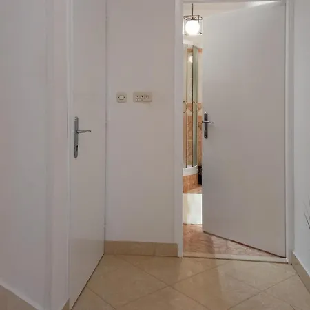 3 Bedroom Amazing In Podgradina *